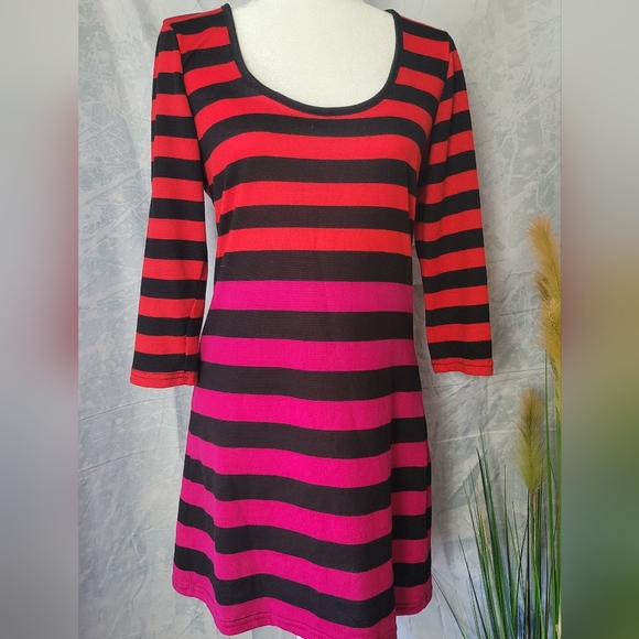 Lady's dress...id#024 - Picture 3 of 6